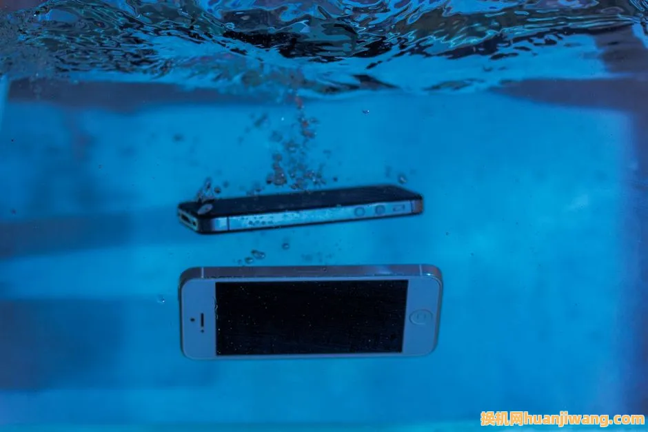 Two smartphones immersed underwater with bubbles, showcasing water-resistant test perspectives.